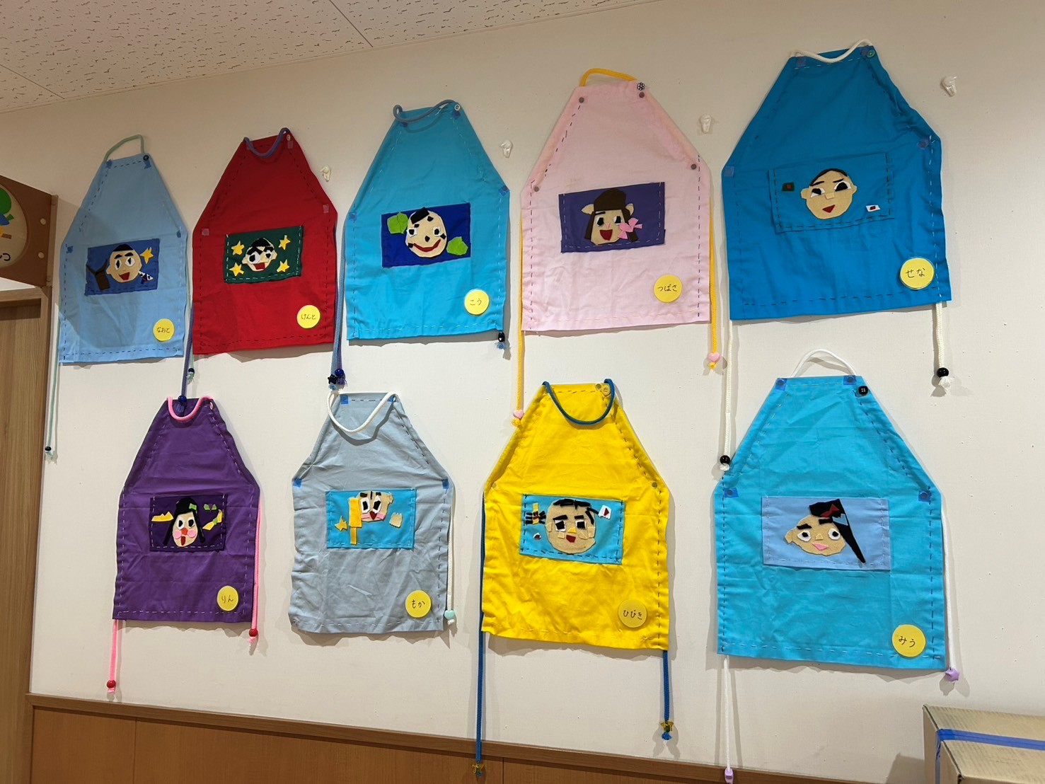 「年長児　エプロン作り」